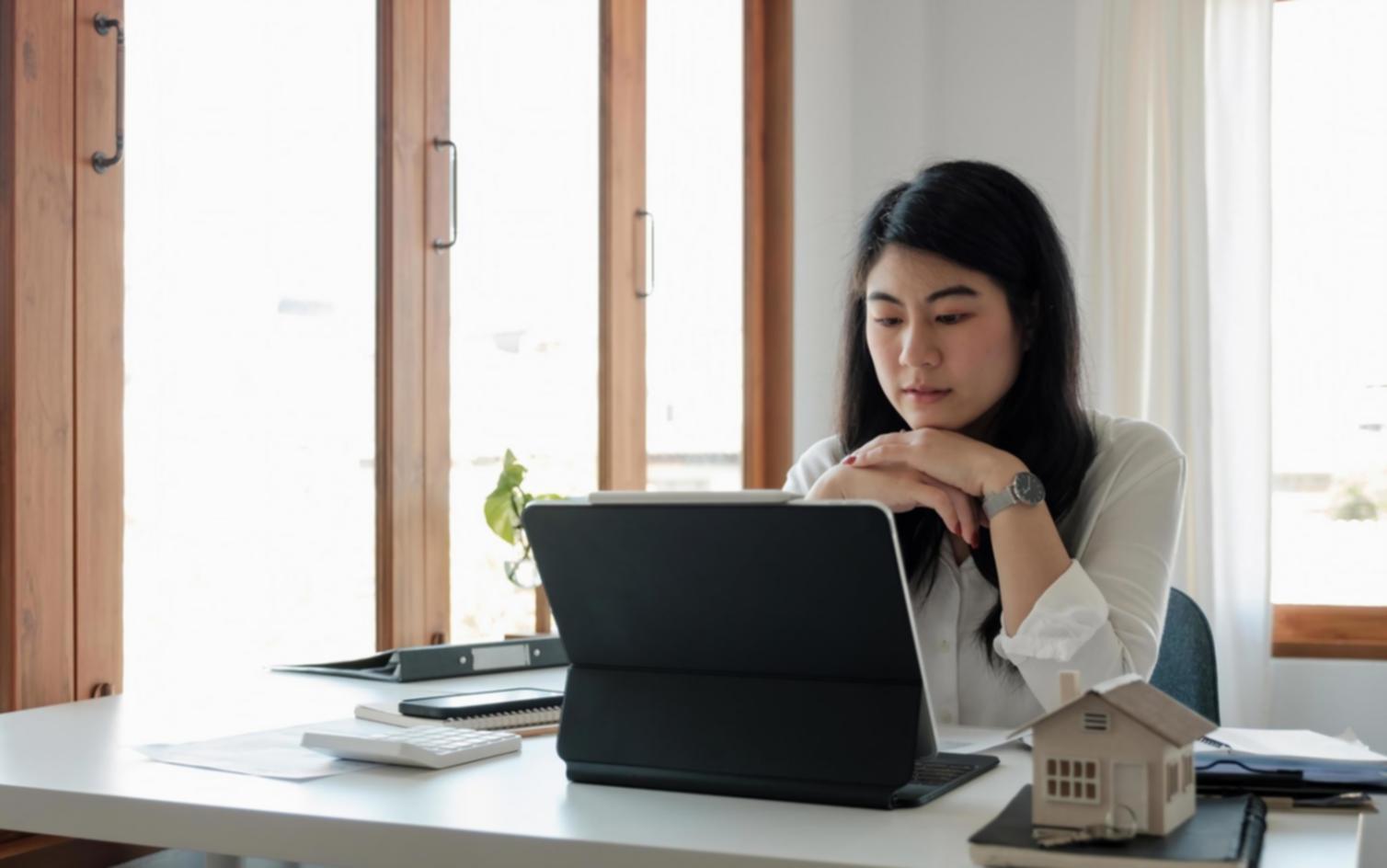 Real-time expense tracking visualization on modern dashboard interface